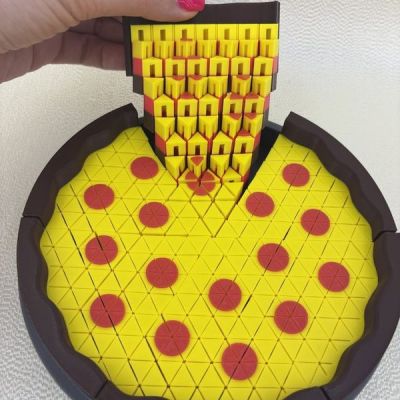 Sensoryczna pizza do nauki ułamków - kawałek wyjmowany z tacy